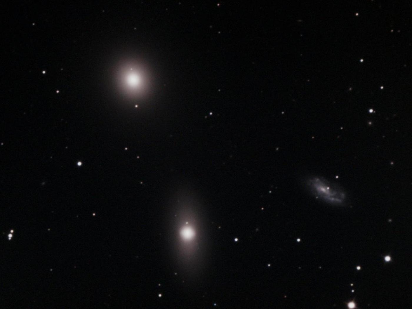 Galaxie v súhvezdí Leva, zľava M105, NGC 3384 a NGC 3389 17.3.2025, 18:59 SEČ Foto: ASI 294MC, 11x240 s, Cass 400/2720. Autor: M.Urbaník, Krajská hvezdáreň v Žiline Galaxie v súhvezdí Leva, zľava M105, NGC 3384 a NGC 3389. Autor: M.Urbaník, Krajská hvezdáreň v Žiline
